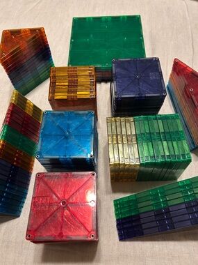 MAGNA-TILES Classic 130-Piece Magnetic Construction Set